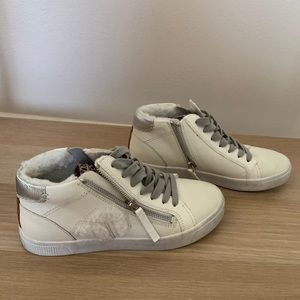Dolce Vita Zonya Sneakers in White Multi Plush